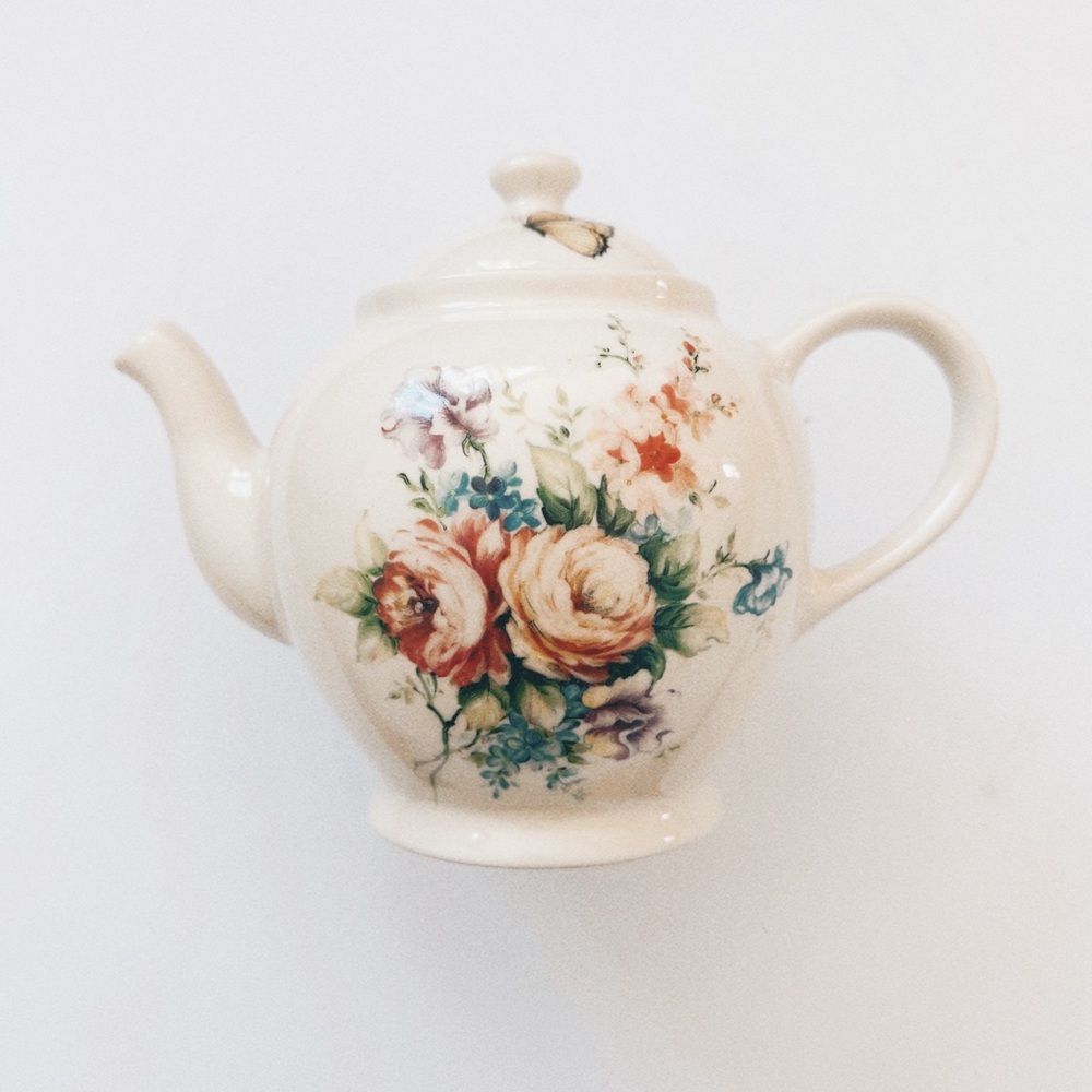 LILY CREEK > A Cup of Memories Vintage Teapot